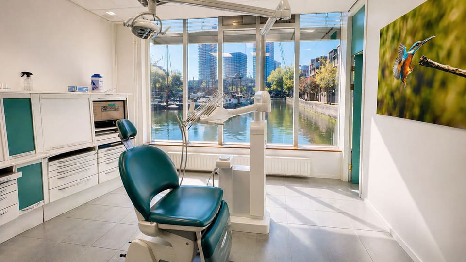 Behandelkamer met uitzicht op de haven van Rotterdam