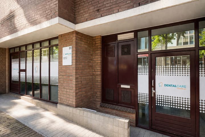 De gevel van Dental Care Glashaven aan Glashaven 23 in Rotterdam